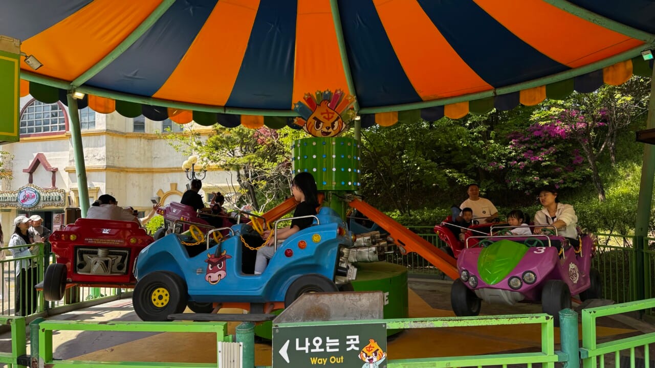 위아래로 반동을 주며 회전하는 어린이 놀이기구 바운스스핀