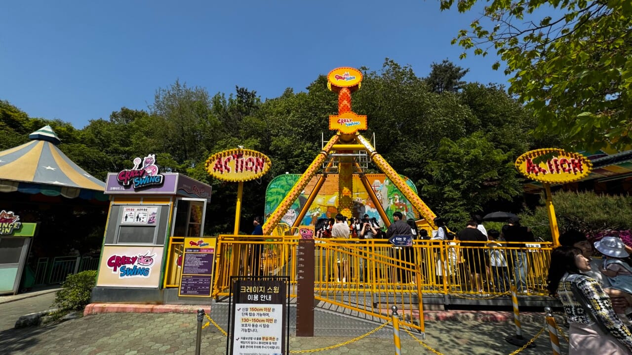 공중에서 빠르게 회전하는 크레이지 스핀 놀이기구 모습