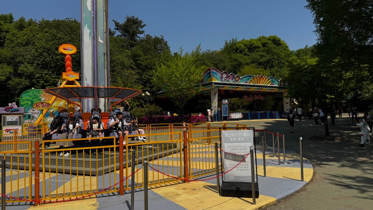 수직으로 낙하하는 드롭앤트위스트 미니 놀이기구 외관