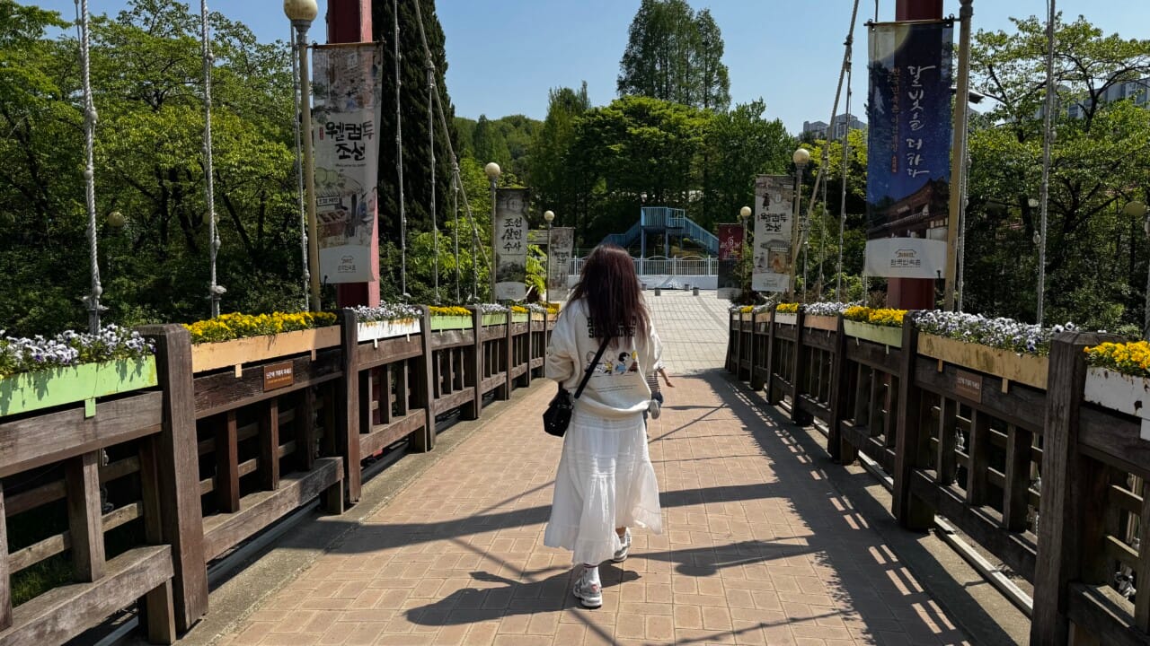 한국민속촌 내 식당가에서 놀이공원으로 이어지는 산책로 풍경